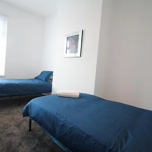 Holiday home Media Manor - Fully Refurbished In 2022 - Large 6 Bedrooms, 3 Bathrooms Media Games